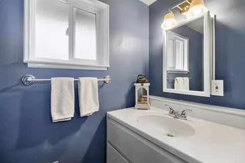 Bath - 3970 Rochdale Dr, Carmichael, CA 95608 photo 5 of 5