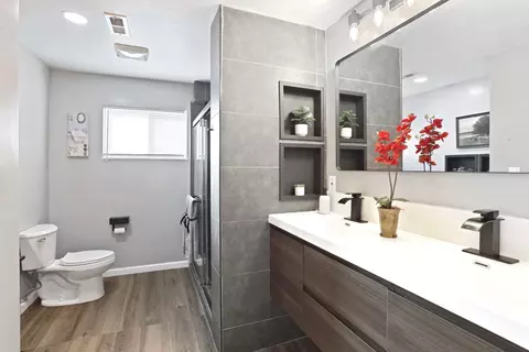 Bath - 310 Charles Ave, Manteca, CA 95336 photo 1 of 6