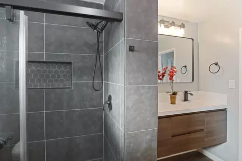 Bath - 310 Charles Ave, Manteca, CA 95336 photo 2 of 6