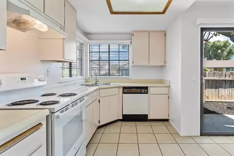 Kitchen - 348 Barrington Way, Lodi, CA 95240 photo 4 of 9