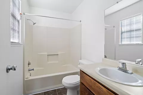 Bath - 348 Barrington Way, Lodi, CA 95240 photo 4 of 5