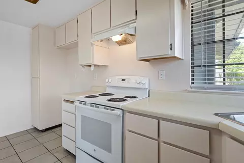Kitchen - 348 Barrington Way, Lodi, CA 95240 photo 3 of 9