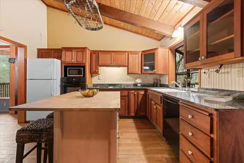 Kitchen - 15397 Flying Cloud, Grass Valley, CA 95945 photo 3 of 4