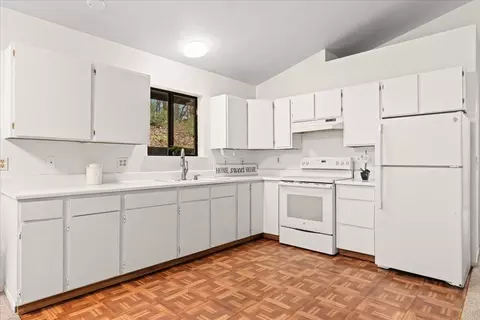 Kitchen - 15397 Flying Cloud, Grass Valley, CA 95945 photo 4 of 4