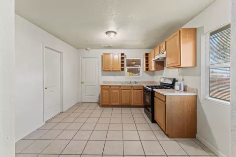 Kitchen - 5192 Chestnut Rd, Olivehurst, CA 95961 photo 2 of 2