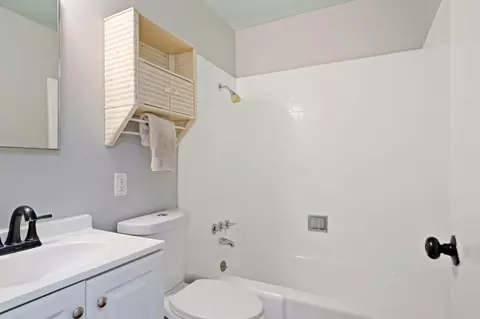 Bath - 812 Ralph Ave, Manteca, CA 95336 photo 1 of 3