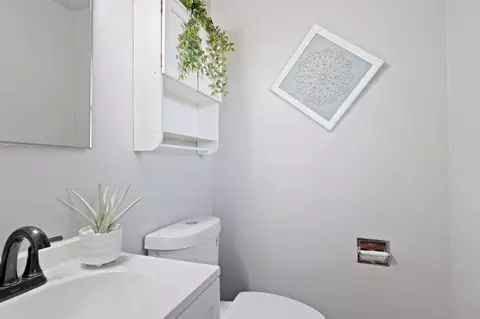 Bath - 812 Ralph Ave, Manteca, CA 95336 photo 3 of 3