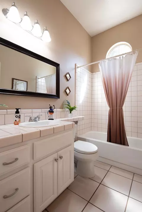Bath - 1109 Copper Cottage Ln, Modesto, CA 95355 photo 6 of 6
