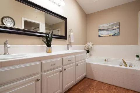 Bath - 1109 Copper Cottage Ln, Modesto, CA 95355 photo 2 of 6