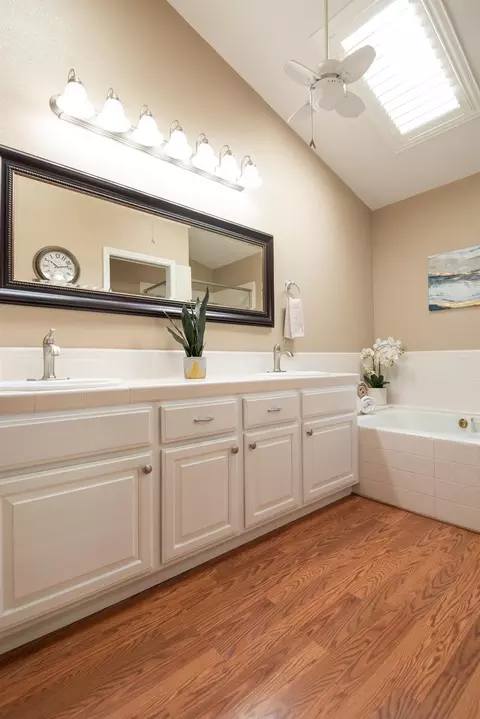 Bath - 1109 Copper Cottage Ln, Modesto, CA 95355 photo 1 of 6