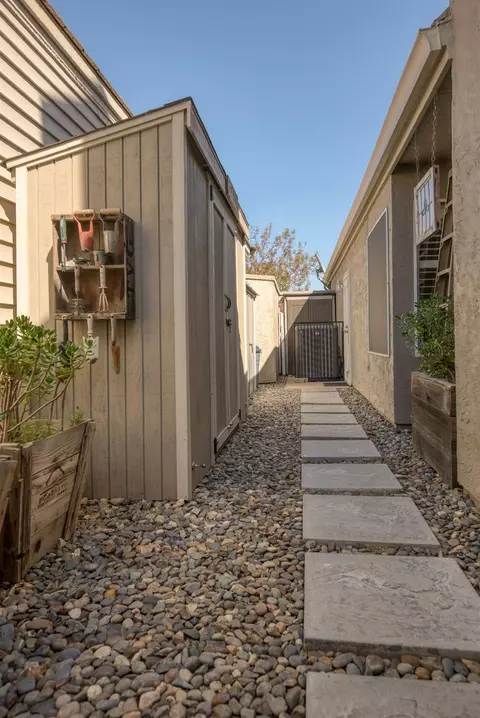 Exterior - 1109 Copper Cottage Ln, Modesto, CA 95355 photo 7 of 9