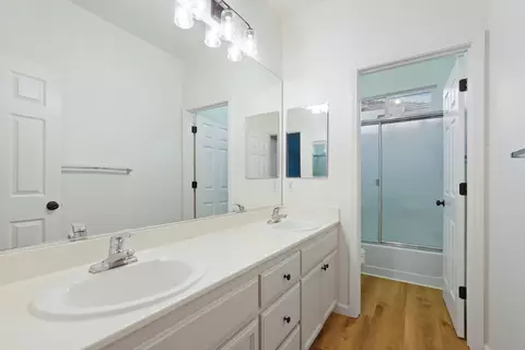 Bath - 1880 Persimmon Way, Tracy, CA 95376 photo 3 of 4