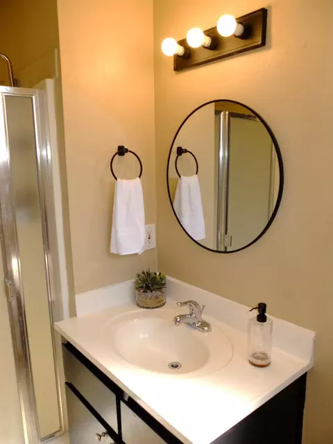 Bath - 1813 Murrietta Ln, Modesto, CA 95355 photo 5 of 5
