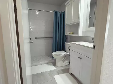 Bath - 1313 Floyd Ave #129, Modesto, CA 95355 photo 1 of 2