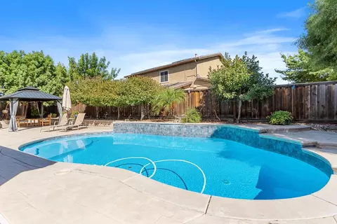 Exterior - 15940 Crescent Park Cir, Lathrop, CA 95330 photo 7 of 8