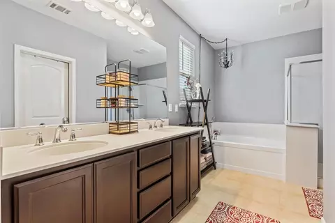 Bath - 15940 Crescent Park Cir, Lathrop, CA 95330 photo 2 of 5