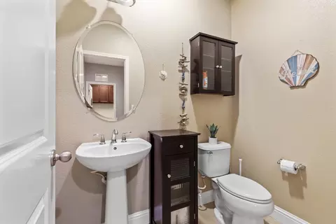 Bath - 15940 Crescent Park Cir, Lathrop, CA 95330 photo 1 of 5