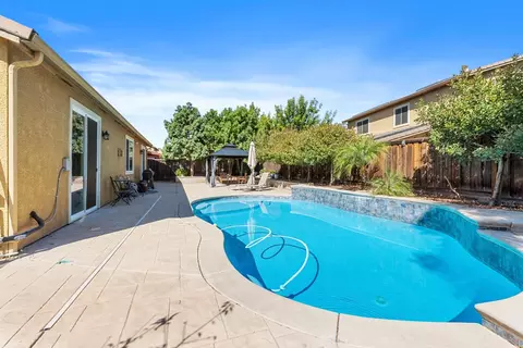 Exterior - 15940 Crescent Park Cir, Lathrop, CA 95330 photo 6 of 8