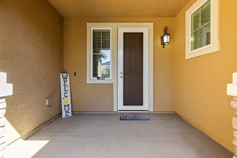 Exterior - 15940 Crescent Park Cir, Lathrop, CA 95330 photo 4 of 8
