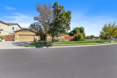 Exterior - 15940 Crescent Park Cir, Lathrop, CA 95330 photo 3 of 8