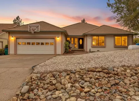 18098 Lake Forest Dr, Penn Valley, CA 95946