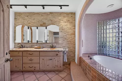 Bath - 6340 Rio Bonito Dr, Carmichael, CA 95608 photo 2 of 4