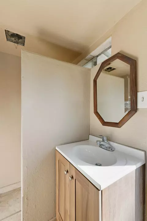 Bath - 1110 V St, Merced, CA 95341 photo 8 of 9