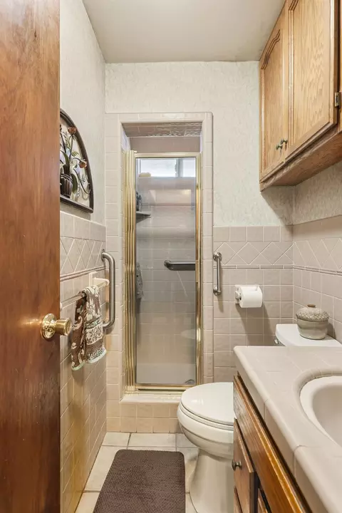 Bath - 1110 V St, Merced, CA 95341 photo 2 of 9