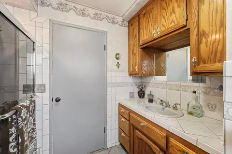 Bath - 1110 V St, Merced, CA 95341 photo 5 of 9