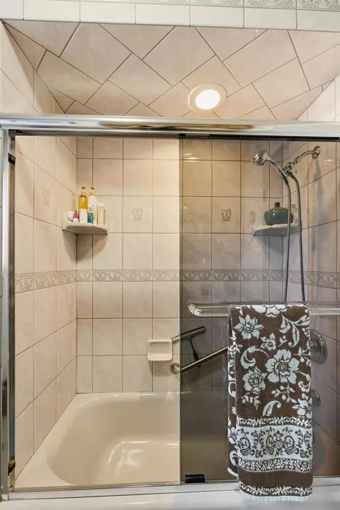 Bath - 1110 V St, Merced, CA 95341 photo 7 of 9