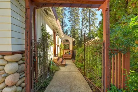 210 Elysian Pl, Grass Valley, CA 95945