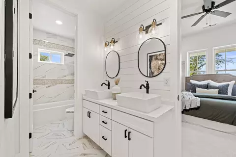 Bath - 14874 Surrey Junction Ln, Sutter Creek, CA 95685 photo 15 of 18