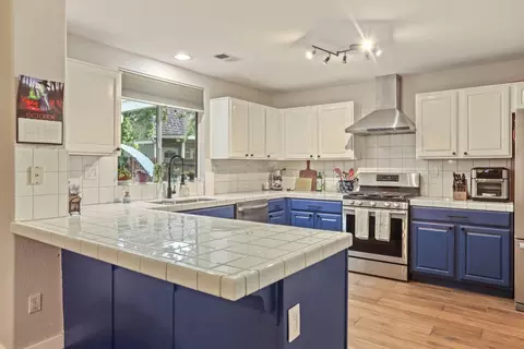 Kitchen - 443 Glenbriar Cir, Tracy, CA 95377 photo 2 of 7
