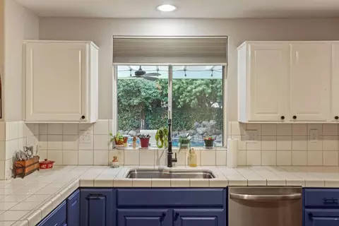 Kitchen - 443 Glenbriar Cir, Tracy, CA 95377 photo 4 of 7