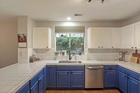 Kitchen - 443 Glenbriar Cir, Tracy, CA 95377 photo 3 of 7