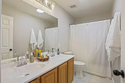 Bath - 443 Glenbriar Cir, Tracy, CA 95377 photo 2 of 6