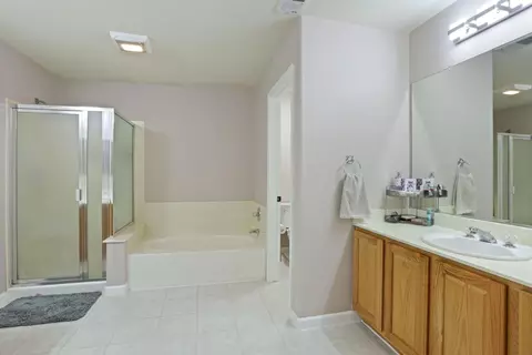 Bath - 443 Glenbriar Cir, Tracy, CA 95377 photo 4 of 6