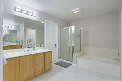 Bath - 443 Glenbriar Cir, Tracy, CA 95377 photo 5 of 6
