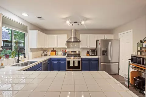 Kitchen - 443 Glenbriar Cir, Tracy, CA 95377 photo 6 of 7