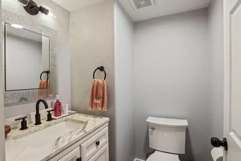 Bath - 443 Glenbriar Cir, Tracy, CA 95377 photo 1 of 6
