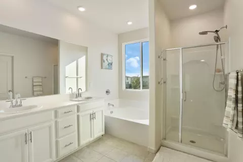 Bath - 2004 Ravine Ln, Manteca, CA 95337 photo 2 of 4