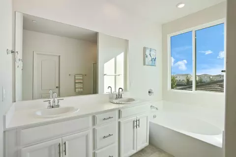 Bath - 2004 Ravine Ln, Manteca, CA 95337 photo 3 of 4