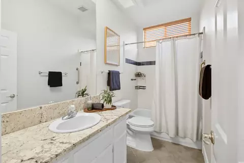 Bath - 1527 Rio Grande St, Davis, CA 95616 photo 4 of 4