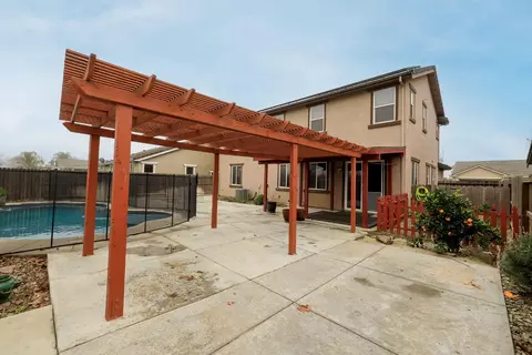 Exterior - 407 Northampton Way, Newman, CA 95360 photo 7 of 18