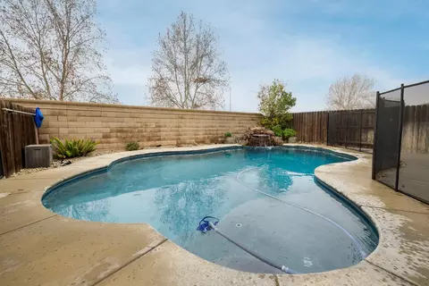 Exterior - 407 Northampton Way, Newman, CA 95360 photo 4 of 18