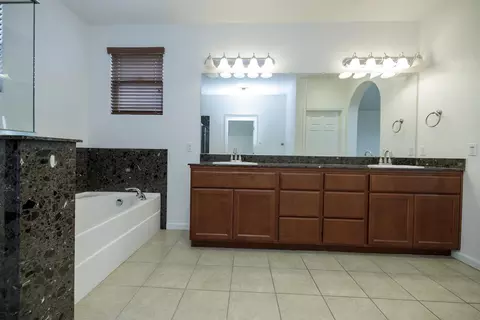 Bath - 407 Northampton Way, Newman, CA 95360 photo 6 of 7