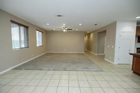 Living - 407 Northampton Way, Newman, CA 95360 photo 6 of 10