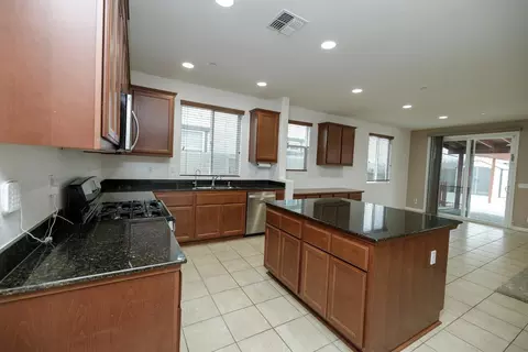 Kitchen - 407 Northampton Way, Newman, CA 95360 photo 6 of 7