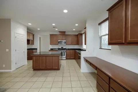Kitchen - 407 Northampton Way, Newman, CA 95360 photo 7 of 7