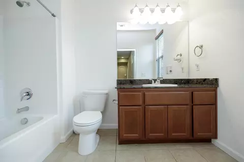 Bath - 407 Northampton Way, Newman, CA 95360 photo 3 of 7
